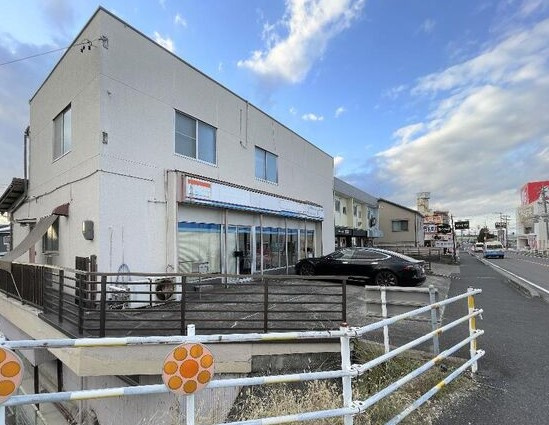 清須市助七東山中店舗の外観