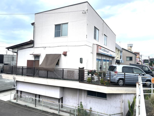 清須市助七東山中店舗の外観