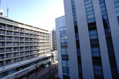 【展望】 | 【上質リノベ】中央レジデンス | 【シティービュー】
都会の物件からの眺望を想像すると、
周りの建物に押しつぶされそうになりますが、
本物件目の前の建物との距離もあり、
視界が開けて青空を楽しむことができます。