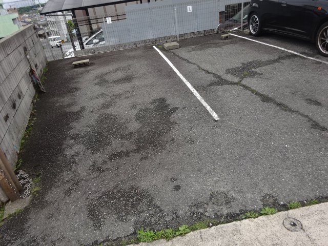 ハイツヤマネの駐車場
