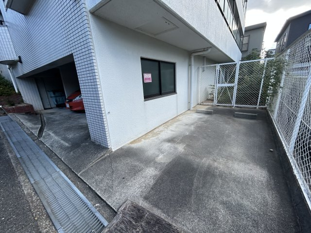 パサージュ西舞子の駐車場