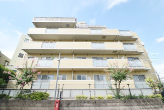 【外観】 | 即日のご見学も可能です！お気軽にお問い合わせください！
手入れの行き届いた外壁やエントランスなど、「見ればわかる」レベルで清潔感を保ったマンションです。築年数を感じさせない姿で皆様をお出迎えします。