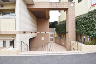 【エントランス】 | マンションの正面エントランス。出入りする人間を癒してくれるマンション入り口であり、その建物の「顔」でもあります。