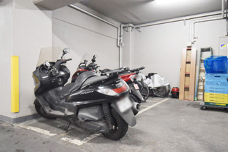 【駐車場】 | バイク置き場。空きの有無や駐車料金、サイズおよび排気量規定などについては、改めてお問い合わせください。