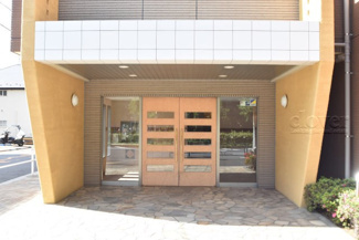 【エントランス】 | マンションの正面エントランス。出入りする人間を癒してくれるマンション入り口であり、その建物の「顔」でもあります。