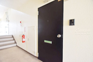 【その他共用部分】 | 皆様をお迎えする、お部屋の玄関ドア。開けやすさや開放角度、ドアノブの操作しやすさや鍵の形状などを、現地で一度ご確認ください。
