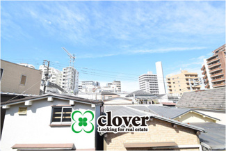 【展望】 | 即日のご見学も可能です！お気軽にお問い合わせください！
眼前に広がる空の雄大さと、このお部屋の自慢の一つである「眺望」をご覧ください。毎日、この景色を独り占めできる新生活に夢が広がります。