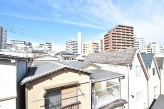 【展望】 | 眼前に広がる空の雄大さと、このお部屋の自慢の一つである「眺望」をご覧ください。毎日、この景色を独り占めできる新生活に夢が広がります。