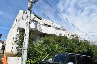 【外観】 | 青空によく映える建物です。手入れの行き届いた外壁やマンション正面エントランスなど、綺麗な姿をぜひ一度、現地にてご覧ください。