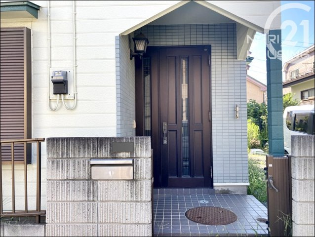 【玄関】 | 武蔵村山市大南3丁目　中古戸建 | 外から見た玄関です♪