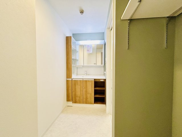 ネオハイツ東岸和田駅前の脱衣所|2024年1月リフォーム済　アクセントクロスを採用しお洒落な雰囲気◎洗濯機置き場上に収納スペース採用◎