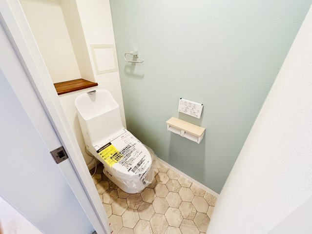 ネオハイツ東岸和田駅前のトイレ|2024年1月リフォーム済　アクセントクロスを採用しお洒落な雰囲気にしました◎