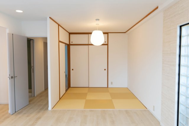 ネオハイツ東岸和田駅前の和室|2024年1月リフォーム済　琉球畳を採用したスタイリッシュな和室でゆったりとくつろげる空間◎　