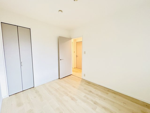 ネオハイツ東岸和田駅前の洋室|2024年1月リフォーム済お子様へのお部屋や仕事場、勉強部屋と用途が幅広く自分らしさを出せるお部屋◎