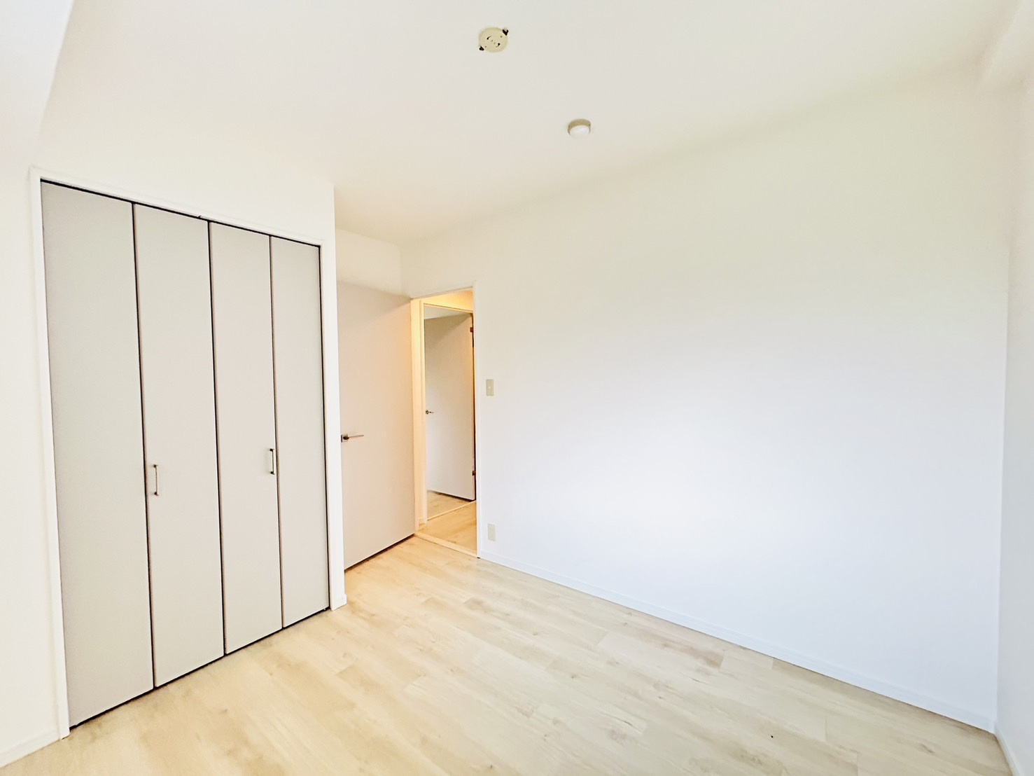 ネオハイツ東岸和田駅前の洋室|2024年1月リフォーム済お子様へのお部屋や仕事場、勉強部屋と用途が幅広く自分らしさを出せるお部屋◎