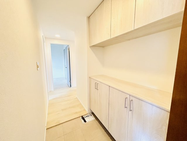 ネオハイツ東岸和田駅前の玄関|2024年1月リフォーム済　下駄箱新調◎　お家の入口として採光も充実◎　レイアウトの変更可能です◎