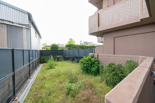 ネオハイツ東岸和田駅前の庭|広々としたバルコニーに加えて専用庭を設け誰にも邪魔されない快適な空間を実現◎