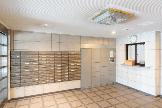 ネオハイツ東岸和田駅前の設備|集合ポスト、宅配ボックスあり◎　管理人日勤のため安心◎　お手入れの行き届き、管理の良さが伺えます◎