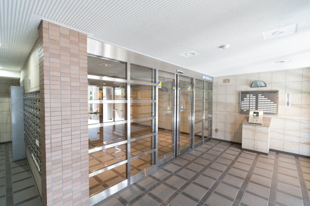 ネオハイツ東岸和田駅前のエントランス|オートロックのため防犯上も安心◎　管理人日勤のため安心◎　お手入れの行き届き、管理の良さが伺えます◎