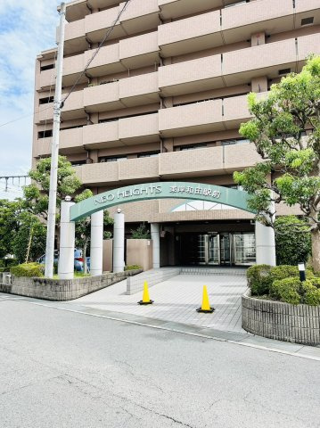 ネオハイツ東岸和田駅前の外観|マンション前道の広く、コンビニ、スーパー等が徒歩圏内◎