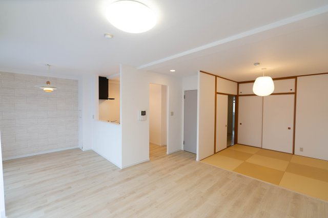 ネオハイツ東岸和田駅前の居間・リビング|2024年1月リフォーム済　約16.5帖のリビングに解放感のある和室を採用◎