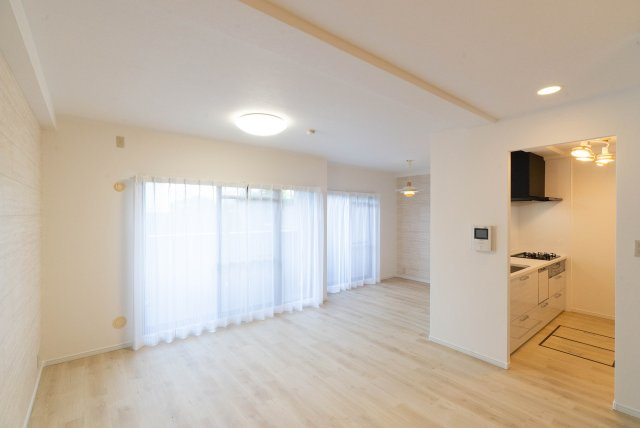 ネオハイツ東岸和田駅前の居間・リビング|2024年1月リフォーム済　照明、カーテン付の約16.5帖のリビング　南向きバルコニーで日当たり良好