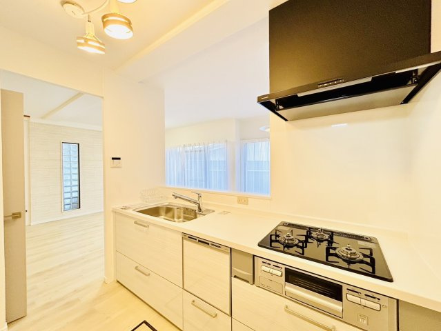 ネオハイツ東岸和田駅前のキッチン|2024年1月リフォーム済　３口コンロ、グリル、食洗器付きの対面キッチンを採用◎　床下収納付き◎