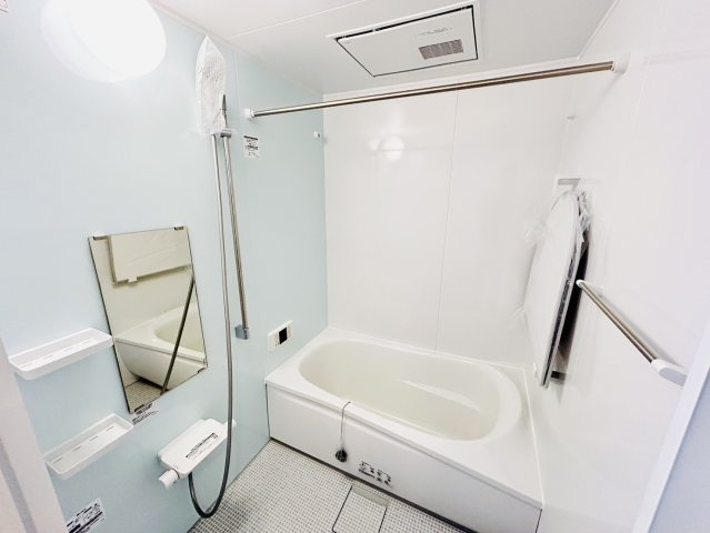 ネオハイツ東岸和田駅前の浴室|2024年1月リフォーム済　浴室乾燥機付のため雨の日でも衣類を室内で干すことができます◎