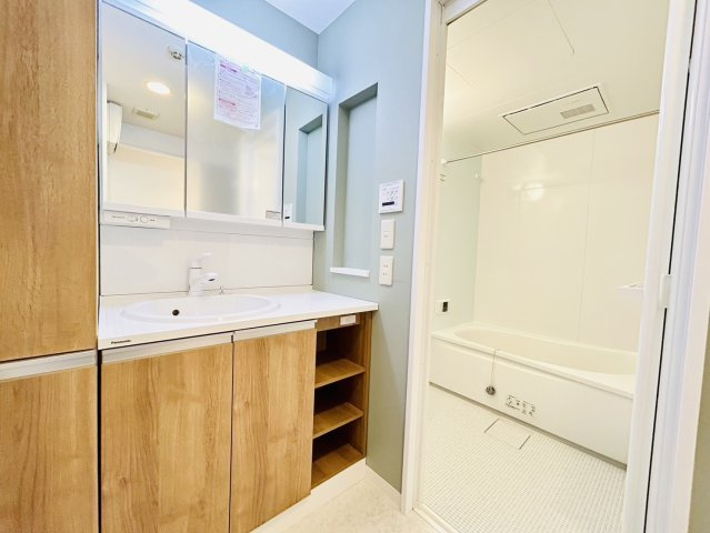 ネオハイツ東岸和田駅前の独立洗面台|2024年1月リフォーム済　洗面化粧台は3面鏡を採用◎アクセントクロスを採用しお洒落な雰囲気に◎