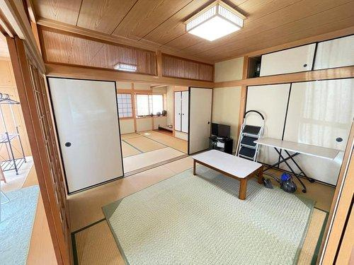 泉佐野市中庄　中古戸建のその他|8帖と6帖の和室続き間。　広々大空間で、ご家族やお友達、大人数でもゆったり快適にお過ごし頂けます！