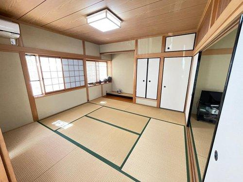 泉佐野市中庄　中古戸建のその他|8帖と6帖の和室続き間。　広々大空間で、ご家族やお友達、大人数でもゆったり快適にお過ごし頂けます！