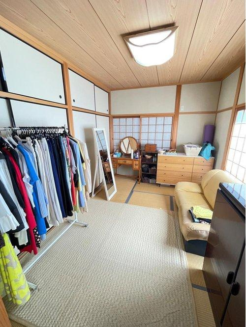 泉佐野市中庄　中古戸建のその他|リビングと続く6帖の和室。　押し入れもあり、布団や洋服等、たっぷり収納できます♪