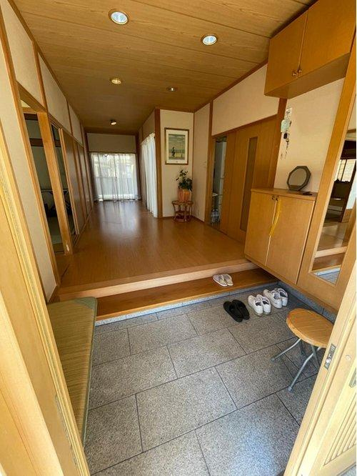 泉佐野市中庄　中古戸建の玄関|ゆったり広々、贅沢な空間になっている玄関ホール。　お客様やお友達を迎え入れる贅沢な空間です♪