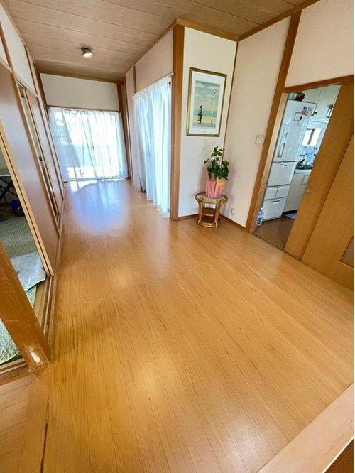 泉佐野市中庄　中古戸建の玄関|ゆったり広々、贅沢な空間になっている玄関ホール。　お客様やお友達を迎え入れる贅沢な空間です♪　