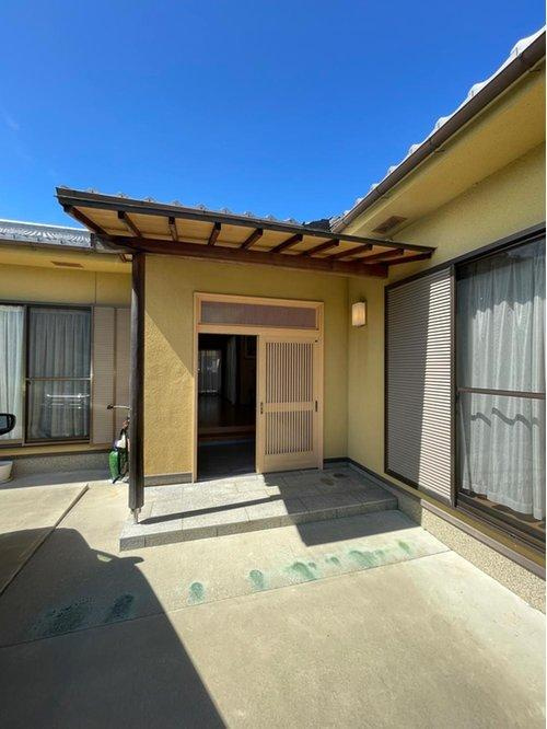 泉佐野市中庄　中古戸建の玄関|南向きの玄関。　引き戸仕様なので、開閉がとっても楽ちんです♪