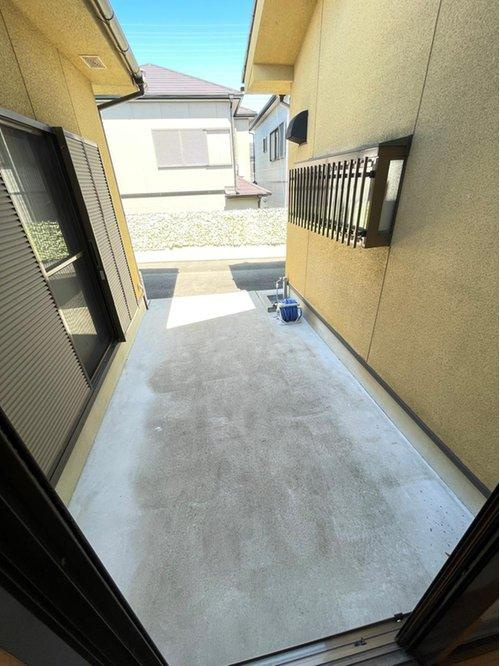 泉佐野市中庄　中古戸建のその他|和室とキッチンの間の土間スペース。ホールや和室の掃き出し窓から出入りでき、便利な空間になってます♪