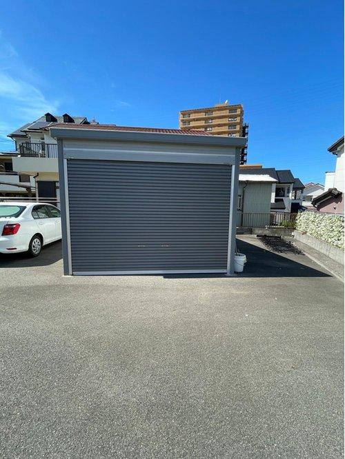 泉佐野市中庄　中古戸建の駐車場|敷地内にある、電動シャッターガレージ。　大切な車やバイク、自転車等の収納にとっても便利です♪