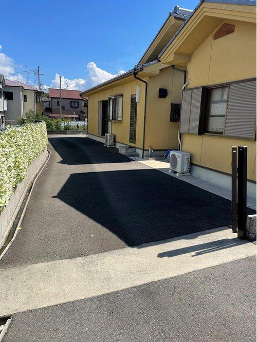 泉佐野市中庄　中古戸建のその他|玄関のほうへ続くゆったりとしたスペース。　車で玄関前まで入って行けます！