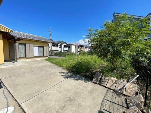 泉佐野市中庄　中古戸建のその他|玄関側のスペース。　家庭菜園等にもピッタリのスペースです♪