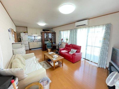 泉佐野市中庄　中古戸建の居間・リビング|ゆったり広々約16帖のLDK！　出窓や大きな窓もあり、とっても明るいお部屋です♪