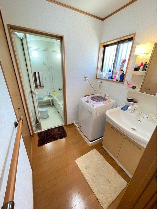 泉佐野市中庄　中古戸建の洗面所|清潔感のある洗面室。小窓もあり、通風良好です♪