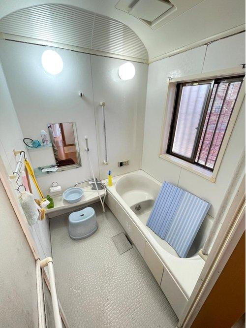 泉佐野市中庄　中古戸建の浴室|ゆったり広々1坪タイプのユニットバス。　大きな窓もあり、換気も出来てお手入れが楽です♪