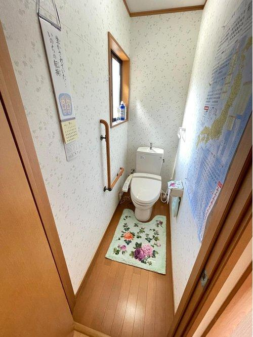 泉佐野市中庄　中古戸建のトイレ|温水洗浄便座。　小窓から日差しが入り、明るく風もよく通ります♪