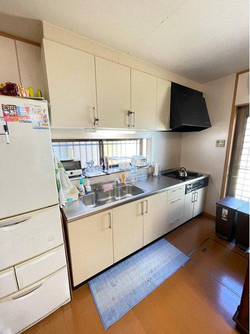 泉佐野市中庄　中古戸建のキッチン|IHクッキングヒーターのシステムキッチン！　キッチンには出窓があり、明るく風も通って快適です♪
