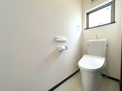 岸和田市極楽寺町1丁目　中古戸建のトイレ|節水型でエコなトイレには、今では当たり前のウォシュレット付き◎
1階トイレ2023年6月新調済み！