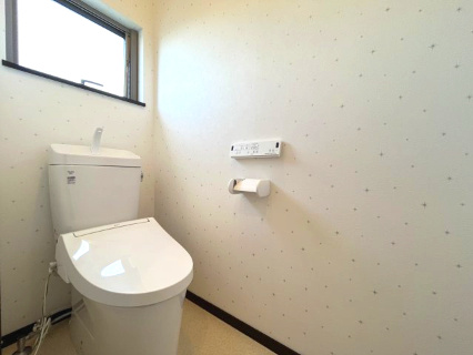 岸和田市極楽寺町1丁目　中古戸建のトイレ|便座を温める機能つき！居心地良くてトイレから出られなくなるかも♪
2階トイレ2023年6月新調済み！
