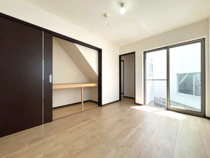 岸和田市極楽寺町1丁目　中古戸建の洋室|1階の和室は洋室に変更しております！
階段下のデッドスペースを布団も収納可能な大型収納に活用♪