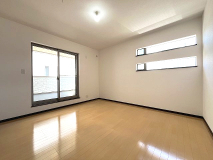 岸和田市極楽寺町1丁目　中古戸建の洋室|【洋室8帖】
大きな窓からたっぷりと陽光が注がれる明るい空間。