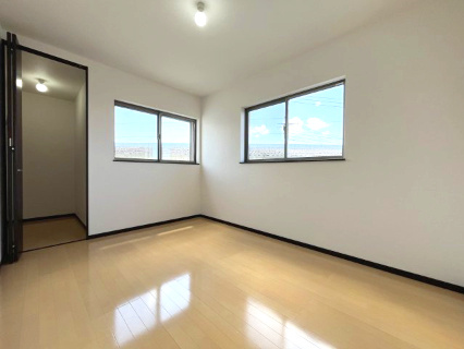 岸和田市極楽寺町1丁目　中古戸建の洋室|【洋室6帖】
2面の窓からたっぷりの日差しが降り注ぐ明るい室内です♪