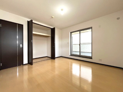 岸和田市極楽寺町1丁目　中古戸建の洋室|【洋室6帖】
広々とした居住空間は日々の暮らしを彩り、心のやすらぎと満足感を与えてくれます◎